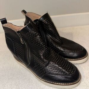 MI,IM "The Lamber" Black Perforated Double-Zip‎  Wedge Booties Size 6.5